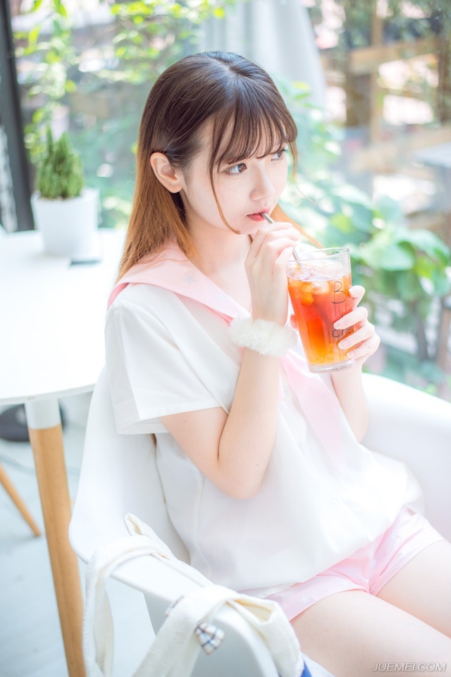 朋友不是先来的人或者认识最久的人，而是那个来了以后再也没有走的人。